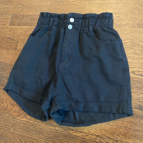 Never worn - Paper bag style black shorts - Picture 2 of 6